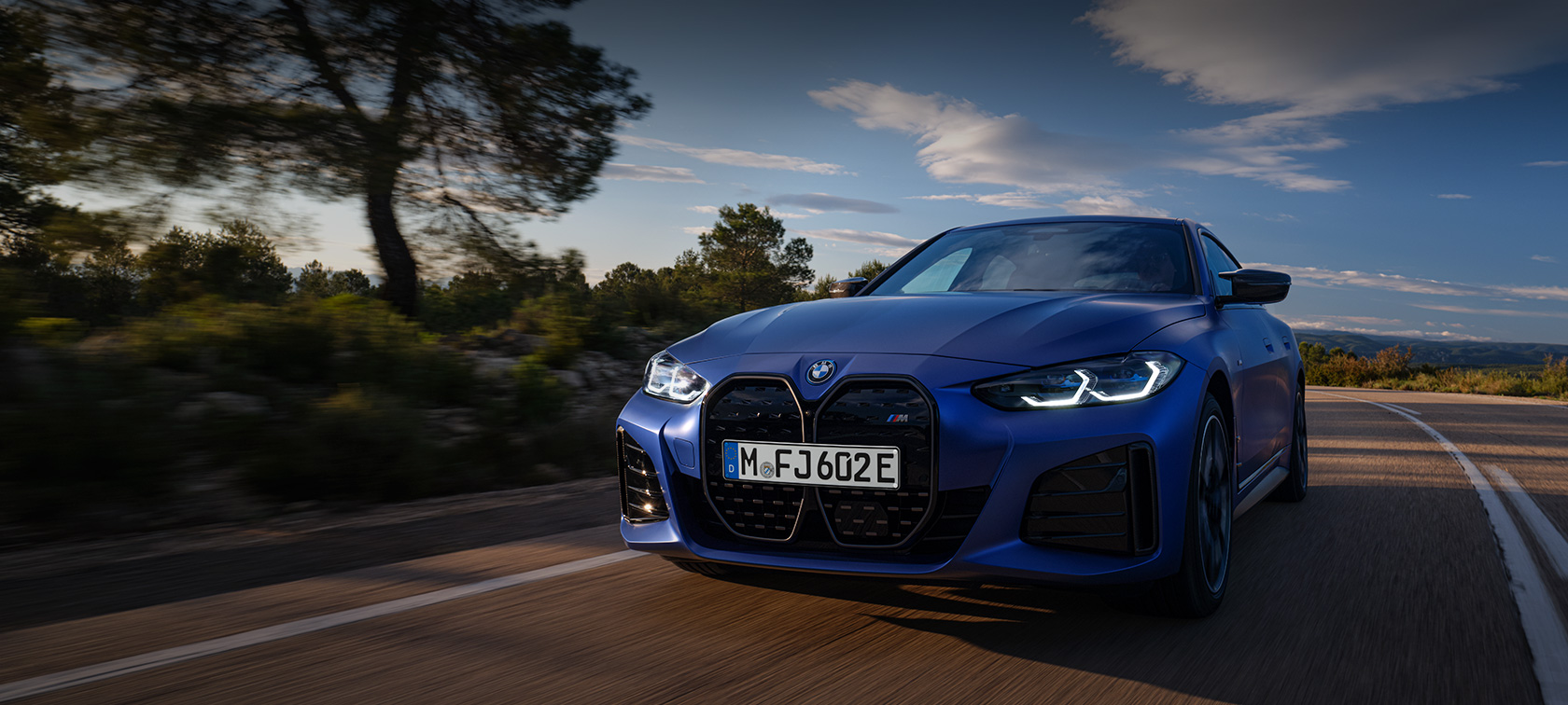 BMW i4 M50 G26 2021 BMW Individual Frozen Portimao Blau metallic Dreiviertel-Frontansicht fahrend 
