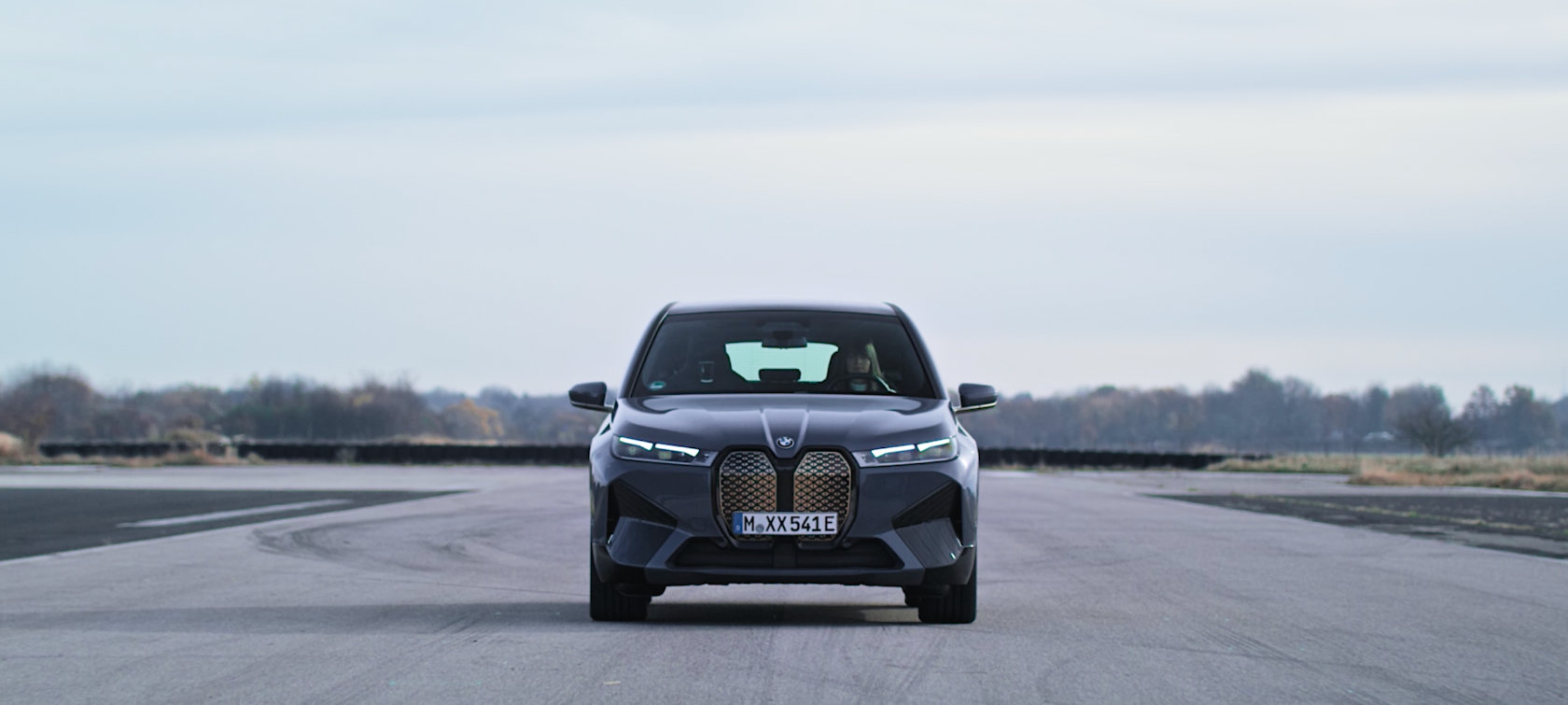 Launch Control BMW M IconicSounds Electric BMW iX M60 i20 2022 BMW Individual Storm Bay metallic Video BMW iX M60 i20 2022 BMW Individual Storm Bay metallic Beschleunigung Fahrmodus SPORT+ Launch Control Start BMW M IconicSounds Electric Video