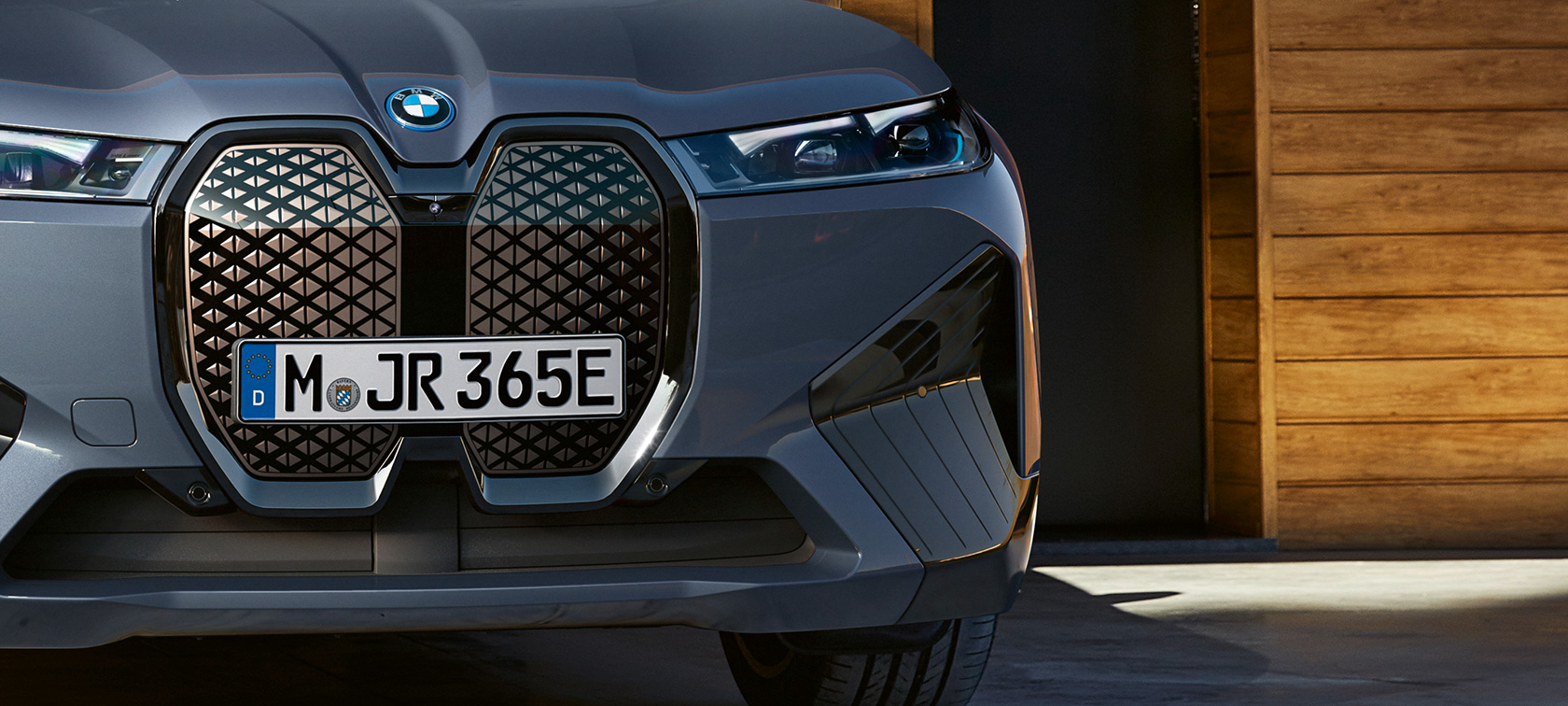 BMW iX M60 i20 2022 Elektro-SUV BMW Individual Storm Bay metallic Nahaufnahme Front mit vertikaler BMW Niere BMW iX M60 i20 2022 Elektro-SUV BMW Individual Storm Bay metallic Nahaufnahme Front mit vertikaler BMW Niere