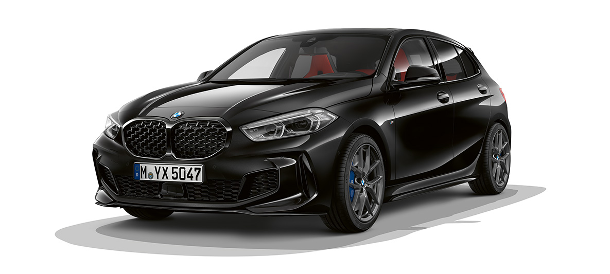 M Performance Paket. BMW M135i xDrive in Saphirschwarz metallic mit M Performance Paket Dreiviertel-Frontansicht.