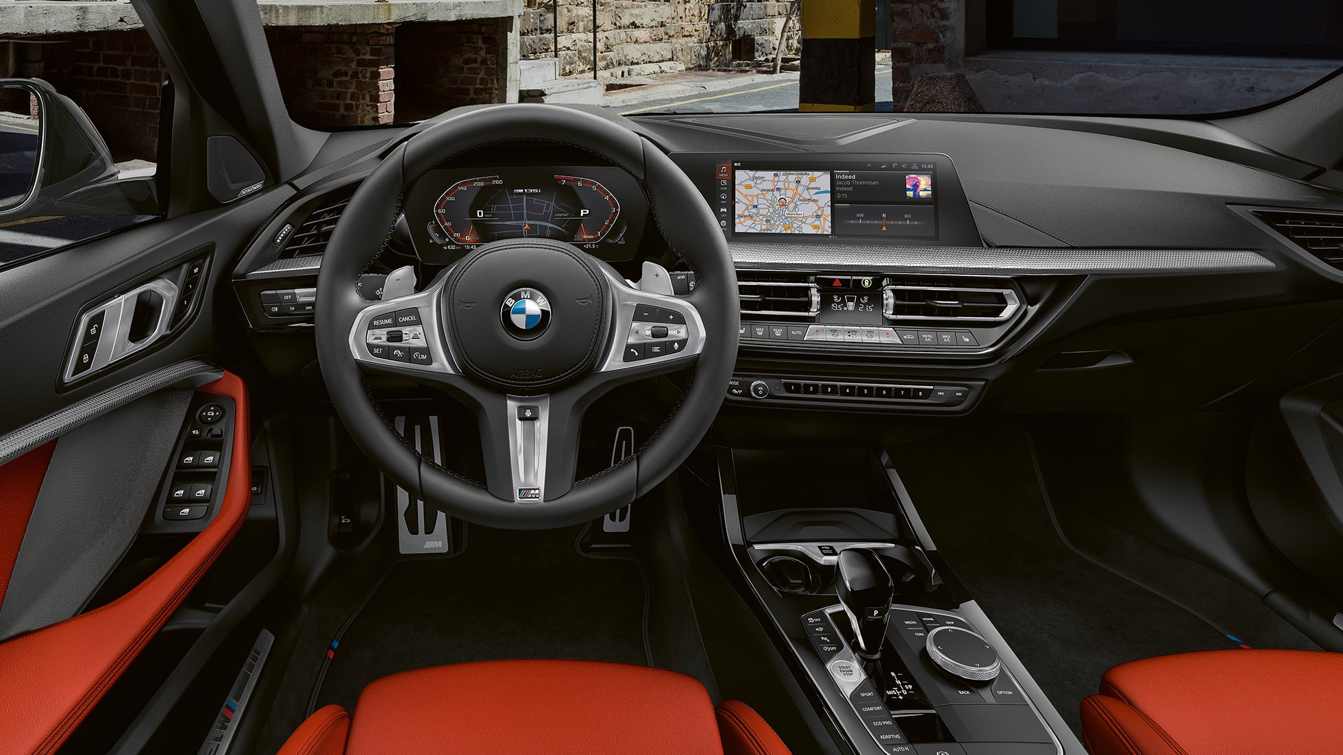 BMW M135i xDrive, Interieur. BMW M135i xDrive Interieur mit M Lederlenkrad und M Sportsitzen.