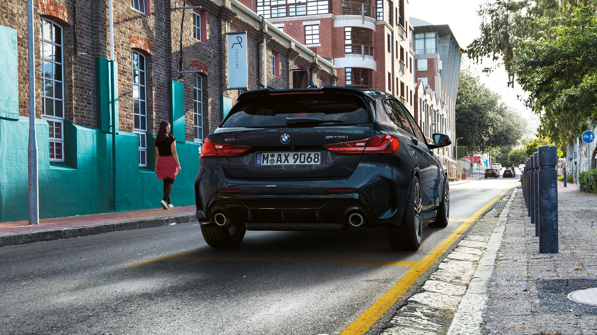 BMW M135i xDrive, Heckansicht. BMW M135i xDrive in Saphirschwarz metallic Heckansicht parkend.
