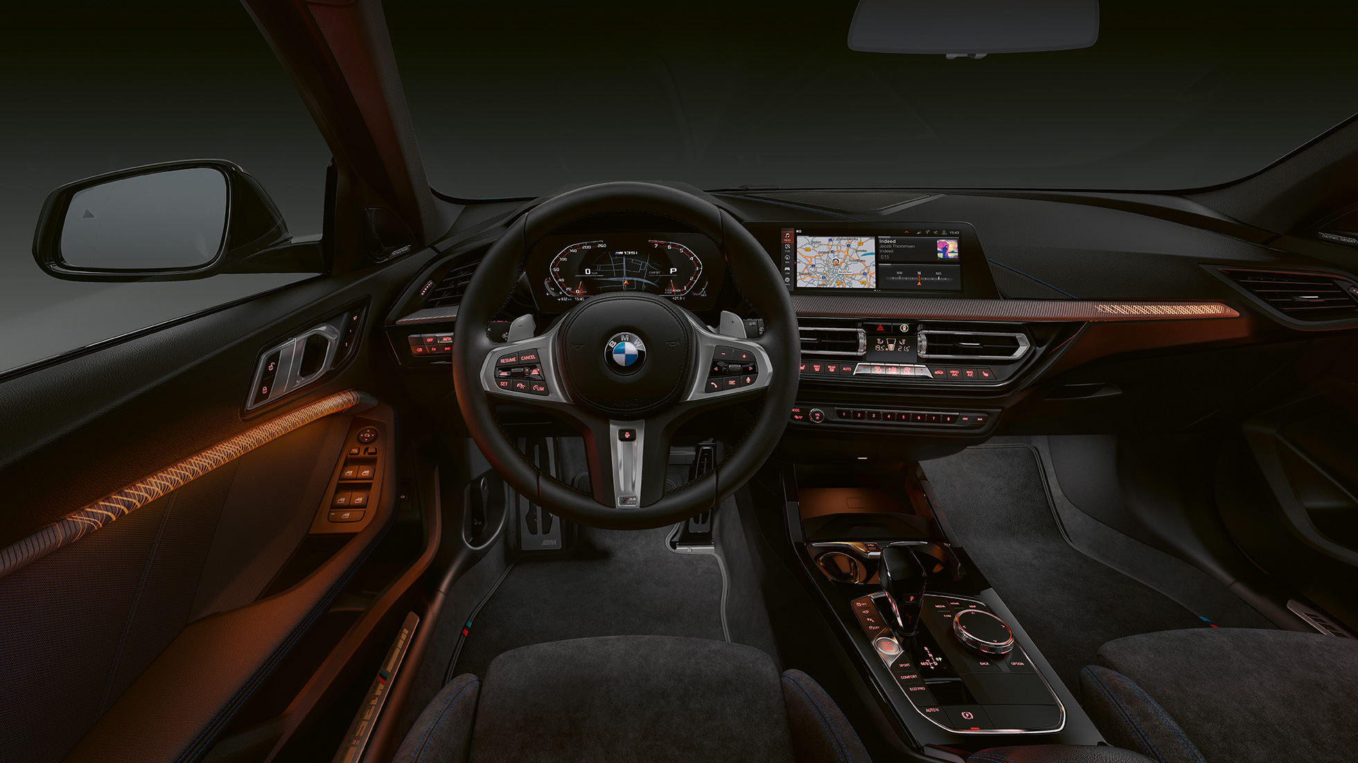 BMW M135i xDrive, Cockpit. BMW M135i xDrive Premium-Interieur mit illuminierten Interieurleisten.