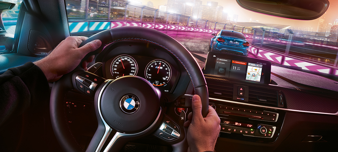 BMW M2 Competition Cockpit Zwei BMW M2 Competition in Rennsituation bei Nacht, Blick aus Cockpit.