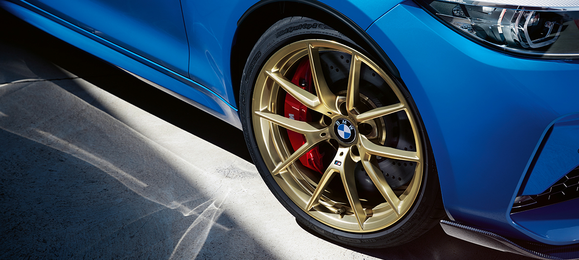 19" M Leichtmetallräder V-Speiche 763 M Gold matt BMW M2 CS 19" M Leichtmetallräder V-Speiche 763 M Gold matt BMW M2 CS F87 Misano Blau metallic Nahaufnahme