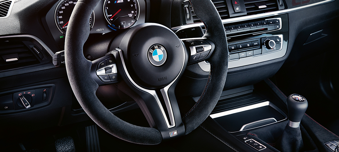 Cockpit BMW M2 CS Cockpit BMW M2 CS F87 Misano Blau metallic Nahaufnahme