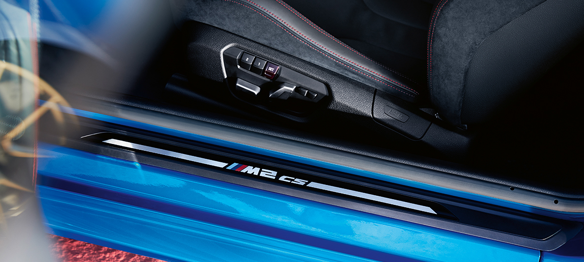 Einstiegsleiste BMW M2 CS Einstiegsleiste BMW M2 CS F87 Misano Blau metallic Nahaufnahme