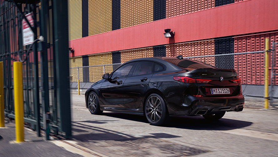 BMW M235i xDrive Gran Coupé F44 technische Daten BMW M235i xDrive Gran Coupé F44 Saphirschwarz metallic Dreiviertel-Heckansicht fahrend