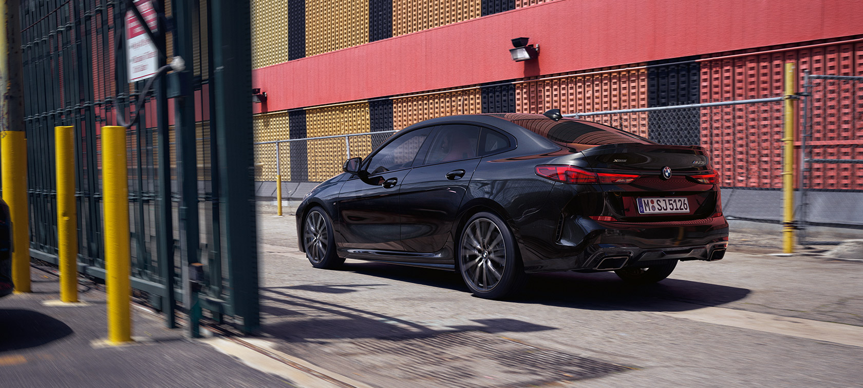 BMW M235i xDrive Gran Coupé F44 Dreiviertel-Heckansicht fahrend BMW M235i xDrive Gran Coupé F44 Saphirschwarz metallic Dreiviertel-Heckansicht fahrend