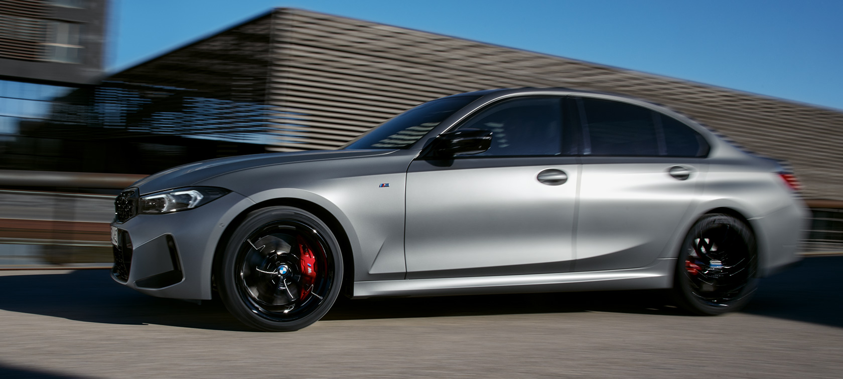 Seitenansicht BMW M340i xDrive Limousine G20 BMW M340i xDrive Limousine G20 BMW Individual Frozen Pure Grey metallic Seitenansicht fahrend auf der Straße