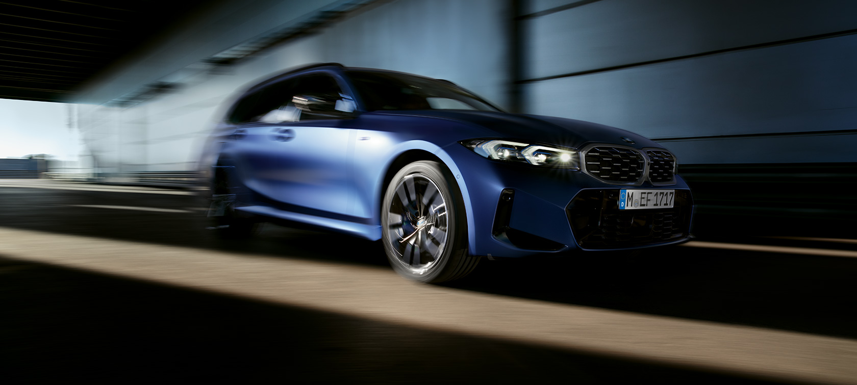 BMW M340i xDrive Touring G21 Dreiviertel-Seitenansicht fahrend BMW M340i xDrive Touring G21 Frozen Tanzanite Blue Dreiviertel-Seitenansicht fahrend