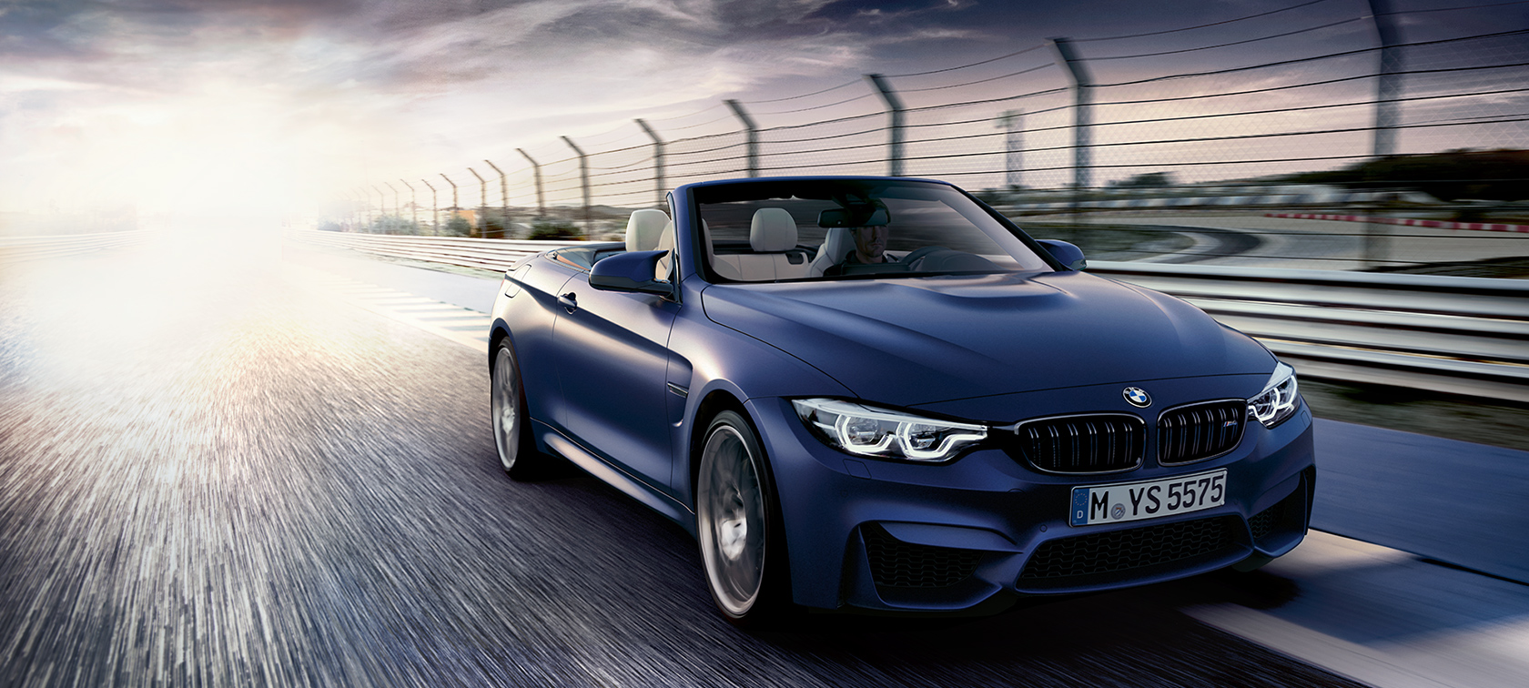 BMW M4 Cabrio blau auf der Straße - Vorderansicht BMW M4 Cabrio blau auf der Straße - Vorderansicht