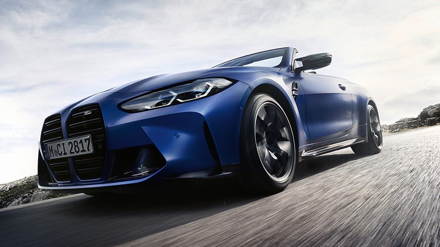 BMW M4 Competition Cabrio mit M xDrive G83 2021 Frontansicht mit Doppelniere BMW M4 Competition Cabrio mit M xDrive G83 2021 BMW Individual Frozen Portimao Blau metallic Front Niere Froschperspektive