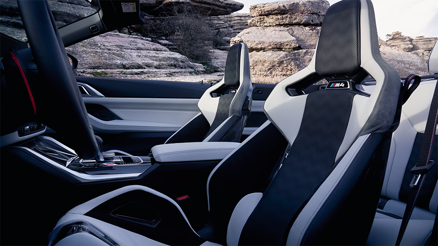 M Carbon Schalensitze BMW M4 Competition Cabrio mit M xDrive G83 2021 Innenraum mit offenem Verdeck BMW M4 Competition Cabrio mit M xDrive G83 2021 M Carbon Schalensitze Innenraum mit offenem Verdeck