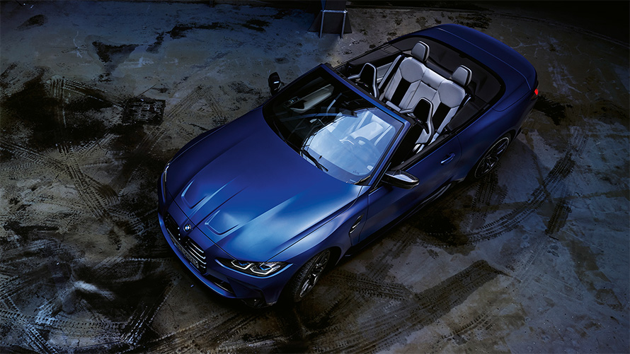 BMW M4 Competition Cabrio mit M xDrive G83 2021 BMW Individual Frozen Portimao Blau metallic Vogelperspektive mit geöffnetem Verdeck BMW M4 Competition Cabrio mit M xDrive G83 2021 BMW Individual Frozen Portimao Blau metallic Vogelperspektive mit geöffnetem Verdeck