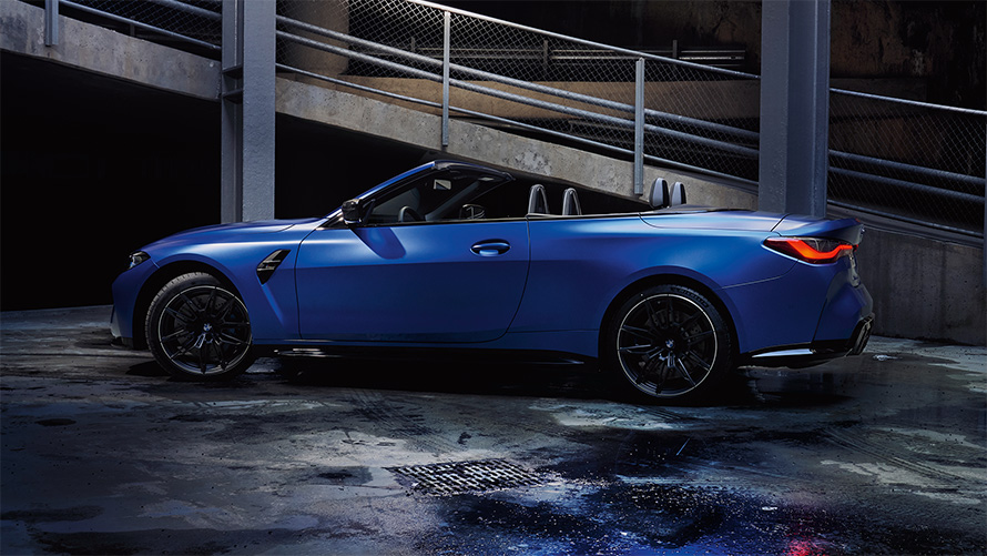 BMW M4 Competition Cabrio mit M xDrive G83 2021 Seitenansicht mit geöffnetem Verdeck BMW M4 Competition Cabrio mit M xDrive G83 2021 Frozen Portimao Blau metallic Seitenansicht mit geöffnetem Verdeck