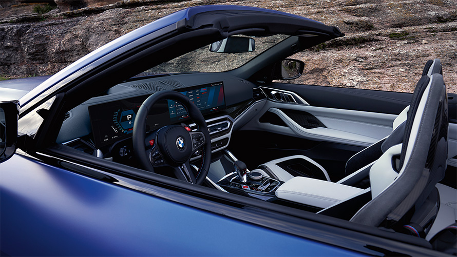 BMW M4 Competition Cabrio mit M xDrive G83 2021 Innenraum mit offenem Verdeck BMW M4 Competition Cabrio mit M xDrive G83 2021 BMW Individual Frozen Portimao Blau metallic Cockpit und Innenraum mit offenem Verdeck