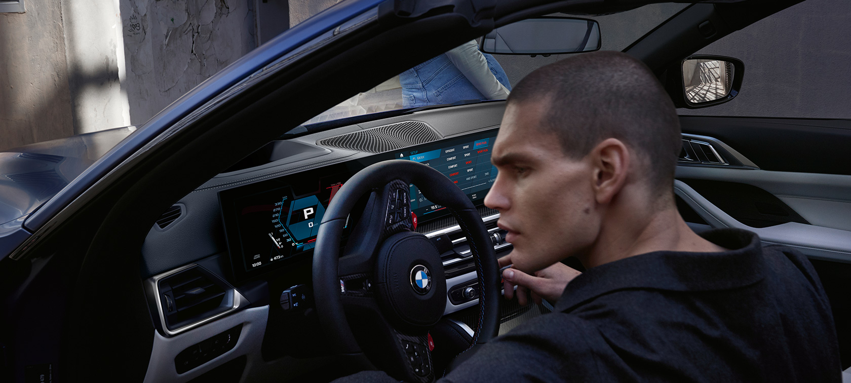BMW M4 Competition Cabrio mit M xDrive G83 2021 Cockpit BMW M4 Competition Cabrio mit M xDrive G83 2021 BMW Individual Frozen Portimao Blau metallic Cockpit mit geöffneter Tür und männlichem Model