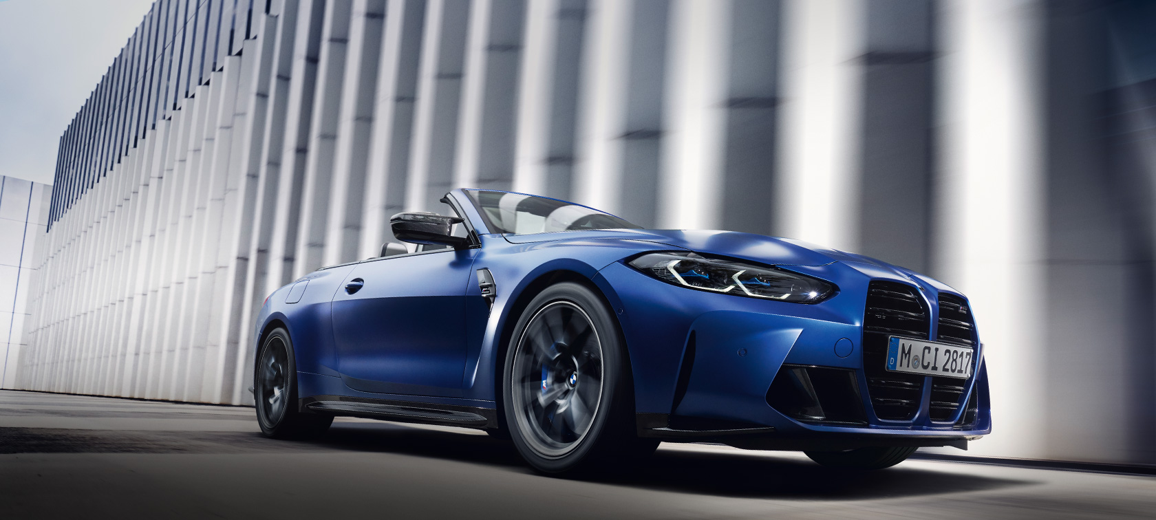 BMW M4 Competition Cabrio mit M xDrive G83 2021 BMW Individual Frozen Portimao Blau metallic Seitenansicht stehend Froschperspektive
