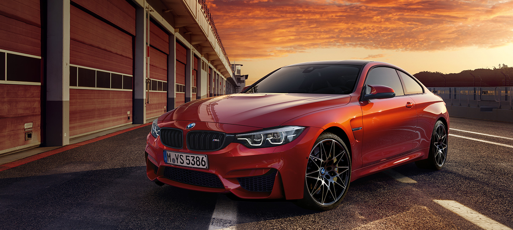 BMW M4 Coupé rot auf der Straße - Vorderansicht BMW M4 Coupé rot auf der Straße - Vorderansicht