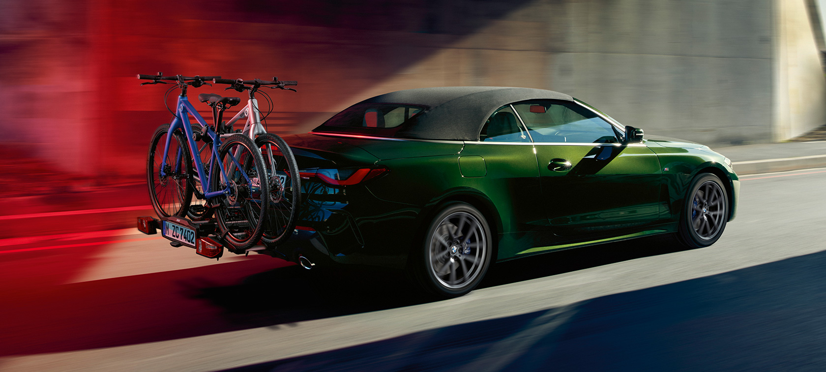 Dreiviertel-Heckansicht mit BMW Fahrradheckträger Pro 2.0 BMW 4er Cabrio G23 2020 BMW 4er Cabrio G23 2020 Sanremo Green metallic Dreiviertel-Heckansicht mit BMW Fahrradheckträger Pro 2.0
