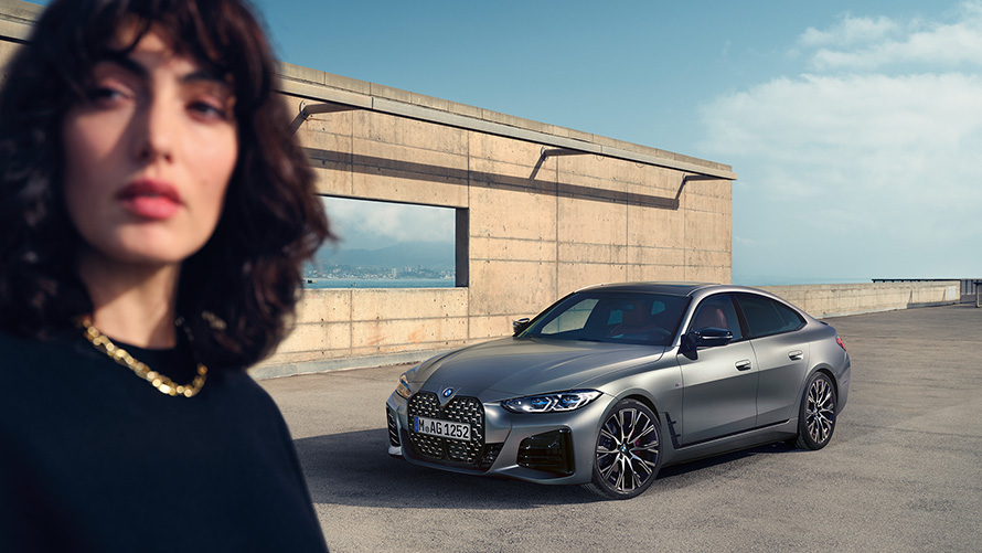 BMW M440i xDrive Gran Coupé G26 2021 Dreiviertel-Frontansicht mit Model BMW M440i xDrive Gran Coupé G26 2021 Frozen Pure Grey metallic Dreiviertel-Frontansicht mit Model