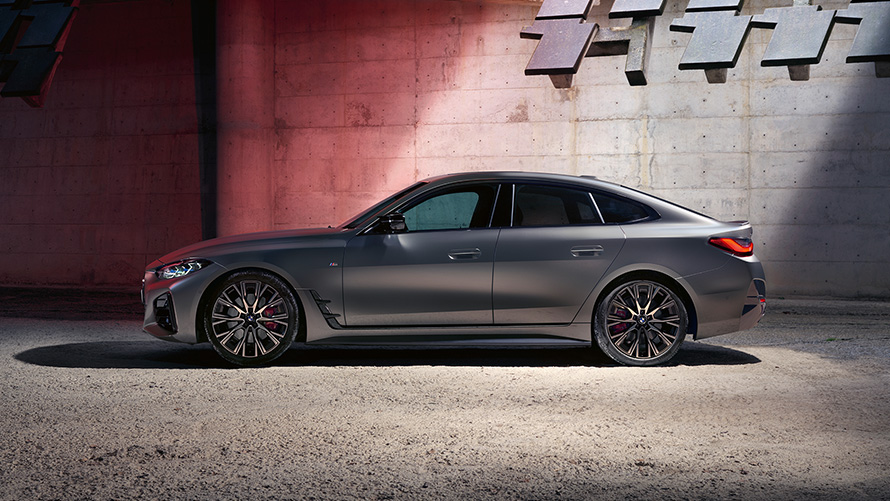 BMW M440i xDrive Gran Coupé G26 2021 Seitenansicht BMW M440i xDrive Gran Coupé G26 2021 Frozen Pure Grey metallic Seitenansicht vor Wand