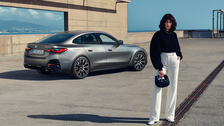 BMW M440i xDrive Gran Coupé G26 2021 Dreiviertel-Heckansicht mit Model BMW M440i xDrive Gran Coupé G26 2021 Frozen Pure Grey metallic Dreiviertel-Heckansicht mit Model