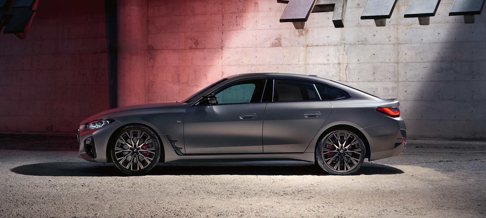 BMW M440i xDrive Gran Coupé G26 2021 Seitenansicht BMW M440i xDrive Gran Coupé G26 2021 BMW Individual Frozen Pure Grey metallic Seitenansicht stehend