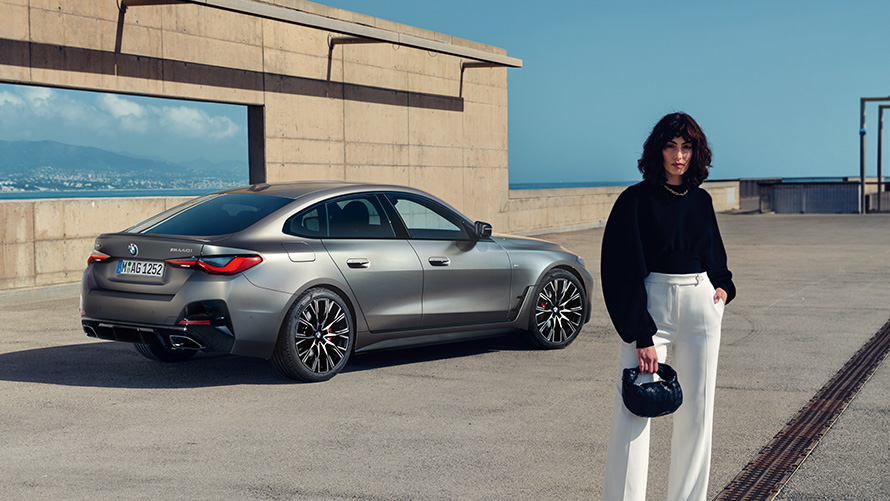 BMW M440i xDrive Gran Coupé G26 2021 Dreiviertel-Heckansicht mit Model BMW M440i xDrive Gran Coupé G26 2021 Dreiviertel-Heckansicht mit Model