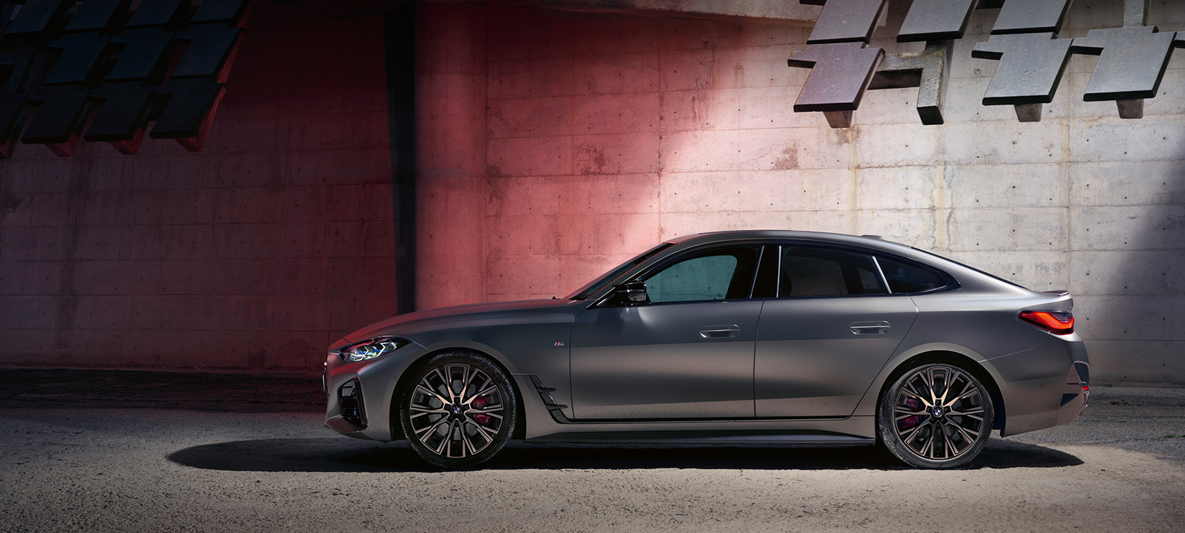 BMW M440i xDrive Gran Coupé G26 2021 Seitenansicht vor Wand BMW M440i xDrive Gran Coupé G26 2021 BMW Individual Frozen Pure Grey metallic Seitenansicht vor Wand