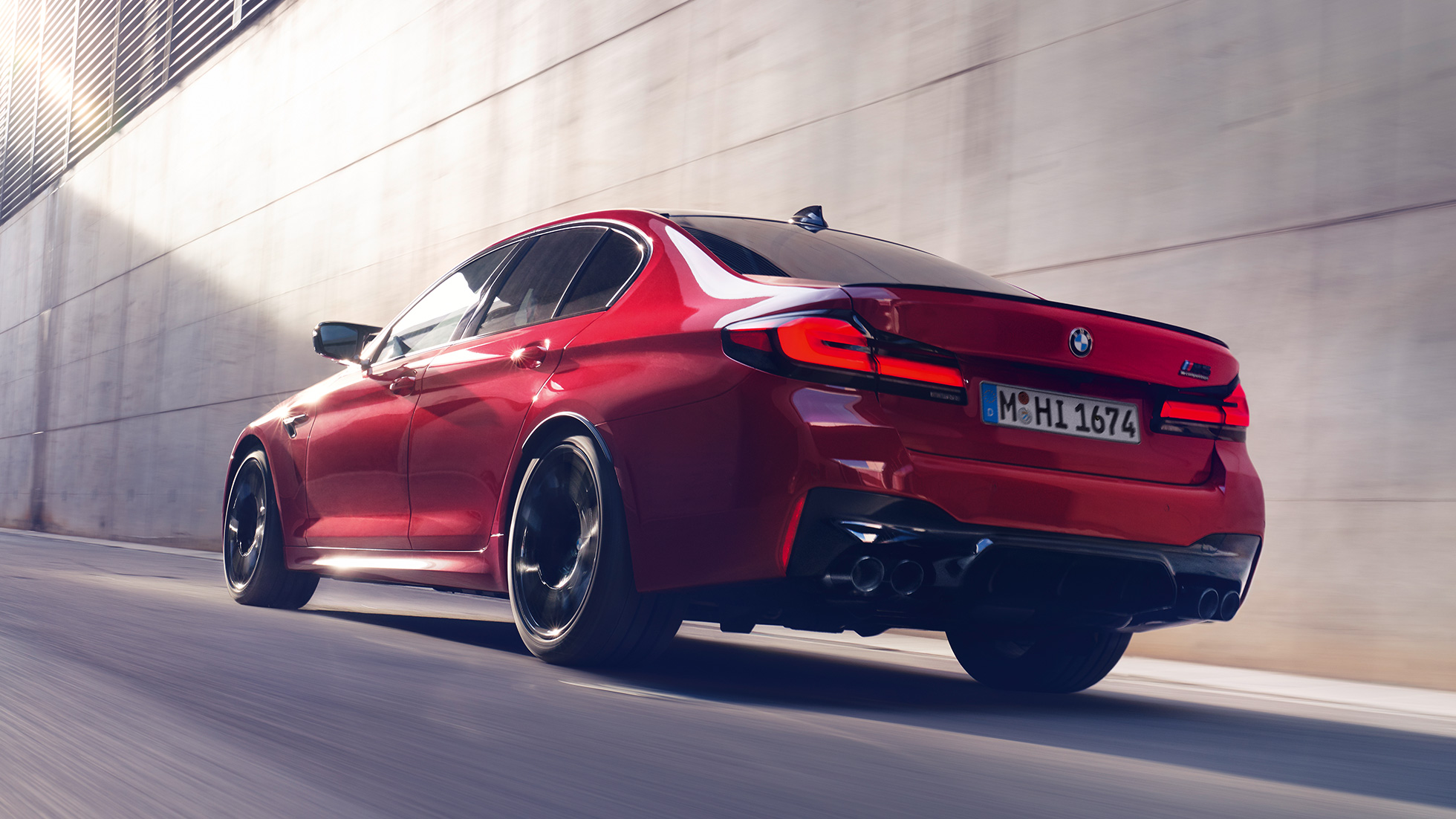 BMW M5 Competition F90 LCI Facelift 2020 Dreiviertel-Heckansicht BMW M5 Competition F90 LCI Facelift 2020 BMW Individual Imola Rot Dreiviertel-Heckansicht fahrend