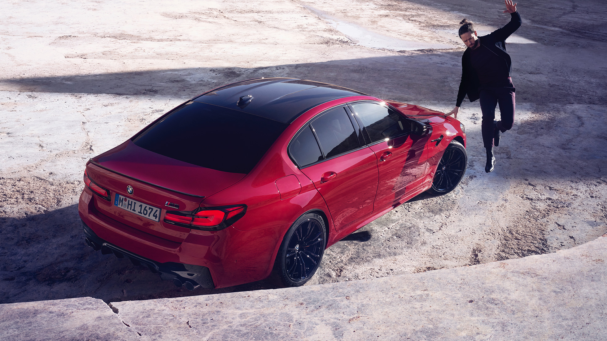 BMW M5 Competition F90 LCI Facelift 2020 Dreiviertel-Heckansicht aus Vogelperspektive BMW M5 Competition F90 LCI Facelift 2020 BMW Individual Imola Rot Dreiviertel-Heckansicht aus Vogelperspektive