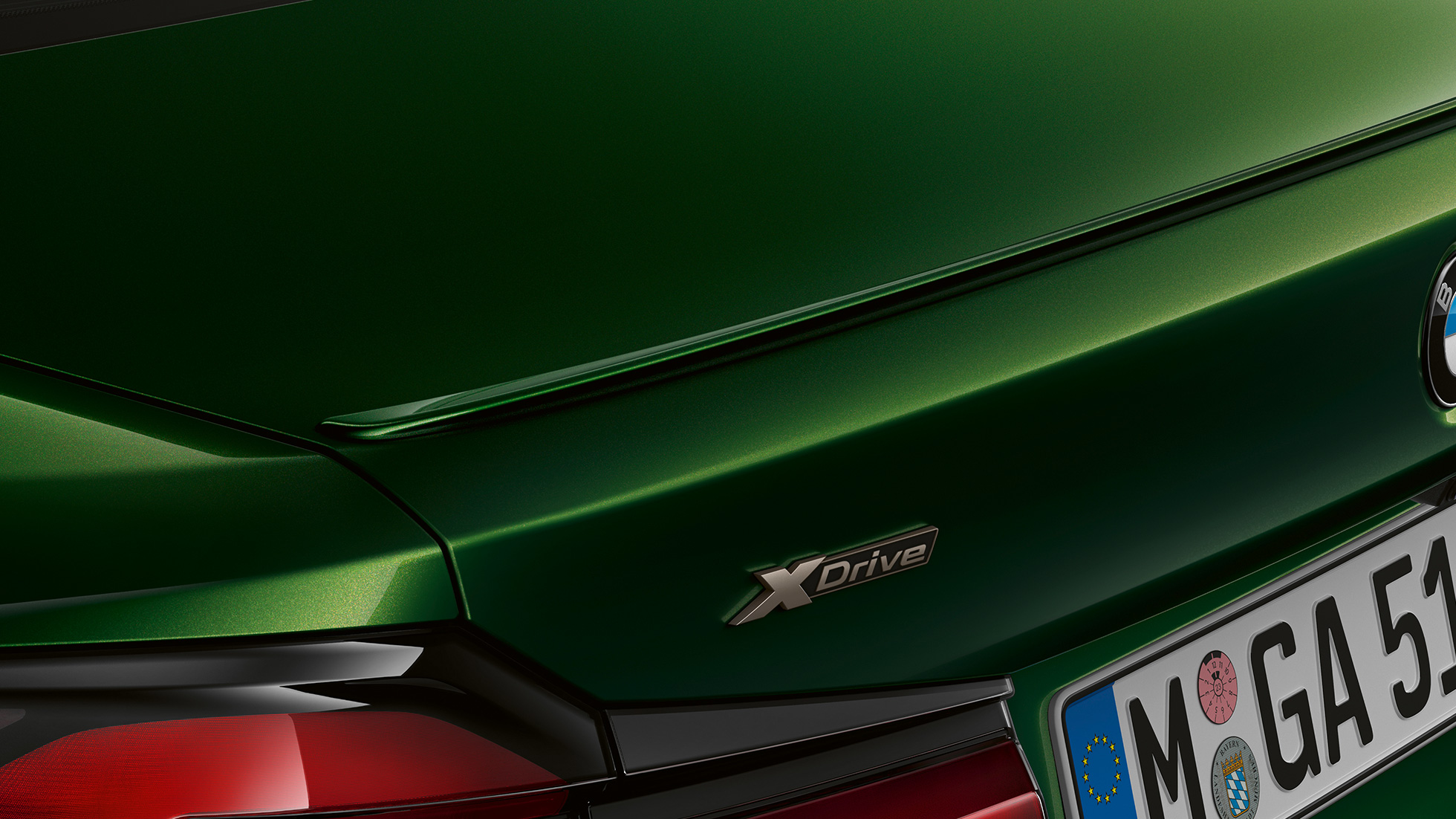 Heckspoiler BMW M550i xDrive Limousine G30 LCI Facelift 2020 Nahaufnahme Heck Heckspoiler BMW M550i xDrive Limousine G30 LCI Facelift 2020 BMW Individual Verde Ermes metallic Nahaufnahme Heck
