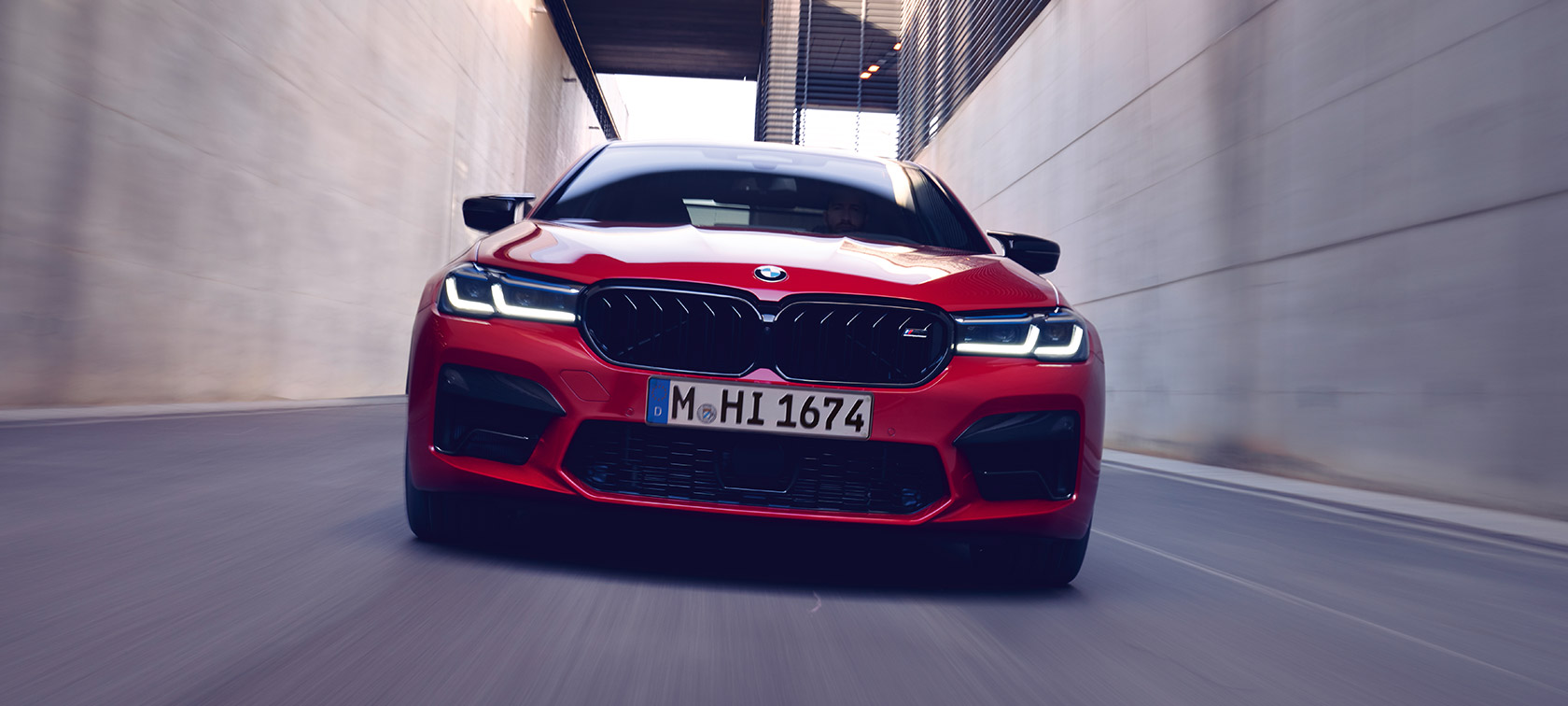 BMW M5 Competition F90 LCI Facelift 2020 Frontansicht BMW M5 Competition F90 LCI Facelift 2020 BMW Individual Imola Rot Frontansicht fahrend