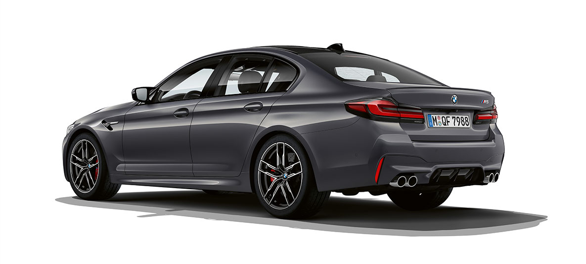 BMW M5 F90 LCI Facelift 2020 Dreiviertel-Heckansicht BMW M5 F90 LCI Facelift 2020 Brands Hatch Grau metallic Dreiviertel-Heckansicht