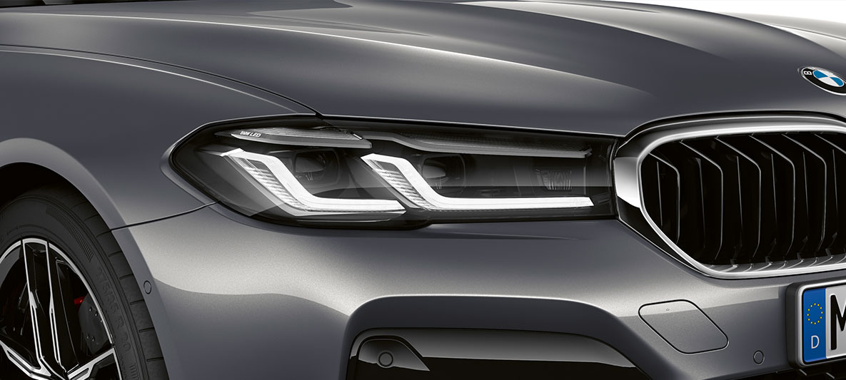 Neues Design Frontleuchten BMW M5 F90 LCI Facelift 2020 Frontansicht Neues Design Frontleuchten BMW M5 F90 LCI Facelift 2020 Brands Hatch Grau metallic Frontansicht
