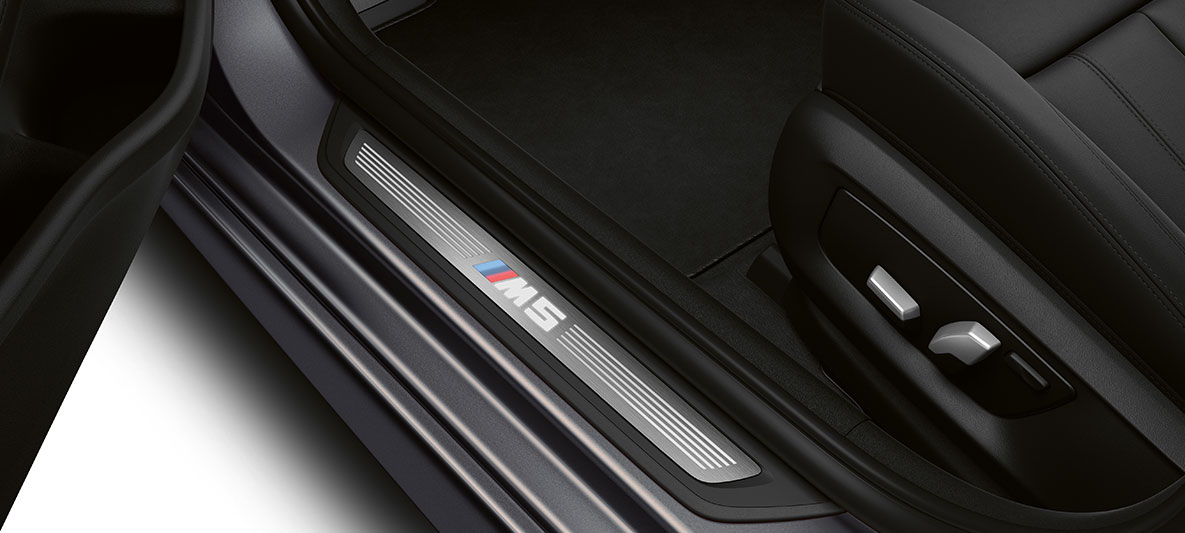 Einstiegsleisten mit M5 Schriftzug BMW M5 F90 LCI Facelift 2020 Innenraum Einstiegsleisten mit M5 Schriftzug BMW M5 F90 LCI Facelift 2020 Innenraum