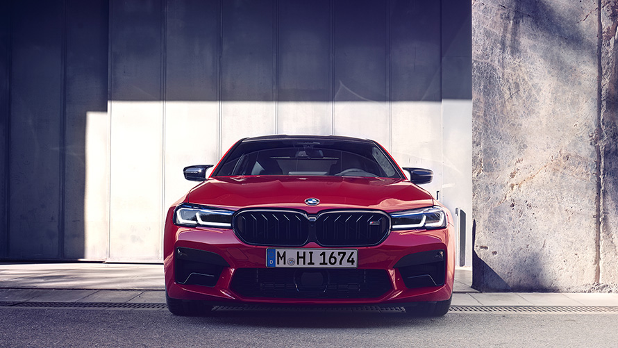 BMW M5 Competition F90 LCI Facelift 2020 Dreiviertel-Frontansicht stehend BMW M5 Competition F90 LCI Facelift 2020 BMW Individual Imola Rot Dreiviertel-Frontansicht stehend