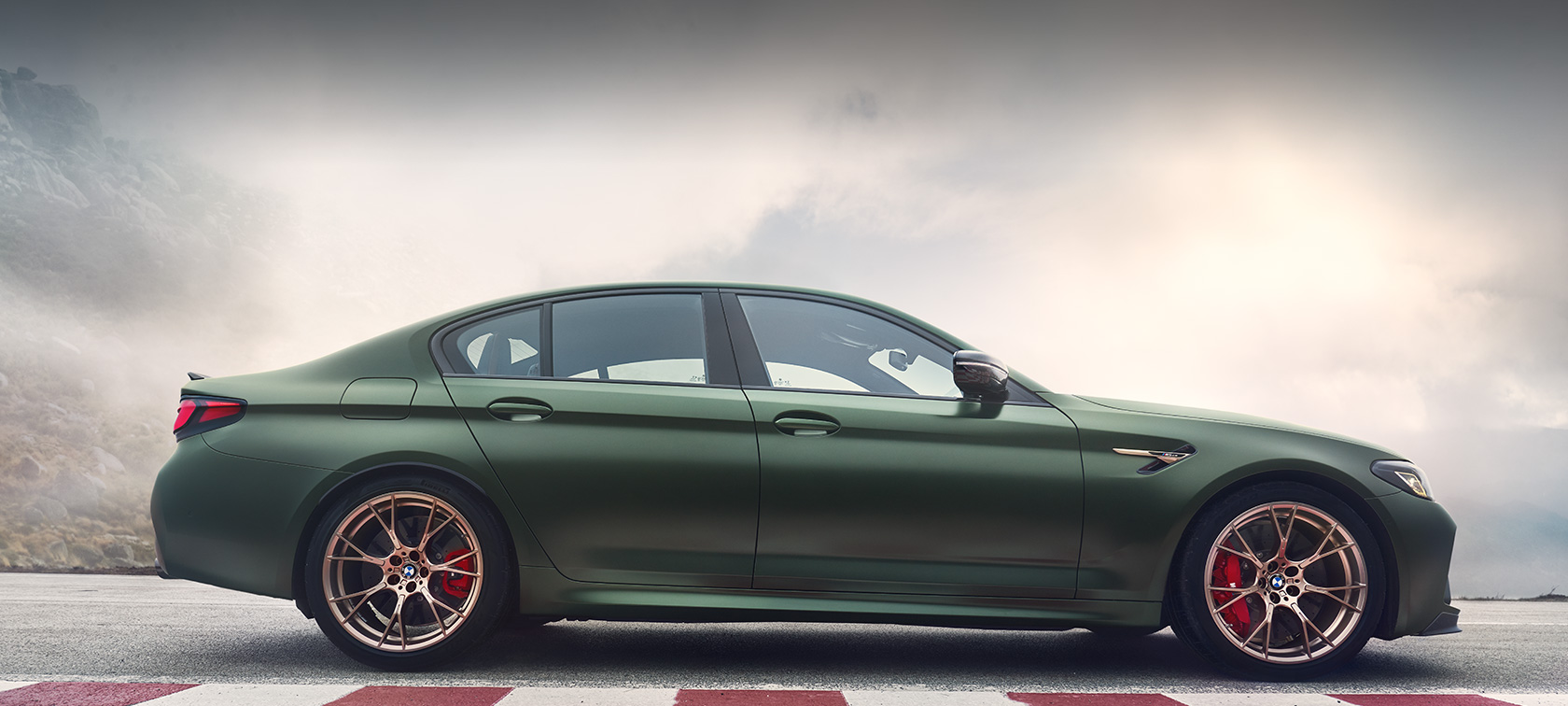 BMW M5 Competition F90 LCI Facelift 2020 Dreiviertel-Frontansicht stehend BMW M5 Competition F90 LCI Facelift 2020 BMW Individual Imola Rot Dreiviertel-Frontansicht stehend