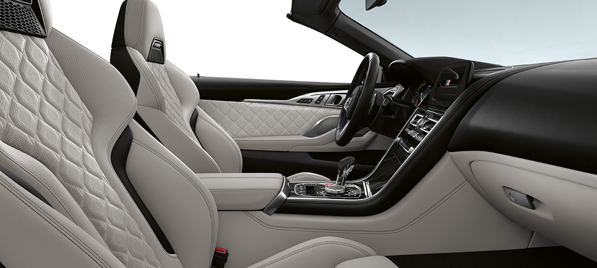 Vollleder 'Merino' | Silverstone und BMW Individual Interieurleiste Pianolack Schwarz. BMW M8 Competition Cabrio, Interieur in Vollleder 'Merino' | Silverstone und BMW Individual Interieurleiste Pianolack Schwarz.