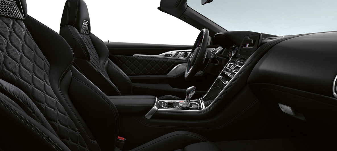 Vollleder 'Merino' | Schwarz und BMW Individual Interieurleiste Pianolack Schwarz. BMW M8 Competition Cabrio, Interieur in Vollleder 'Merino' | Schwarz und BMW Individual Interieurleiste Pianolack Schwarz.