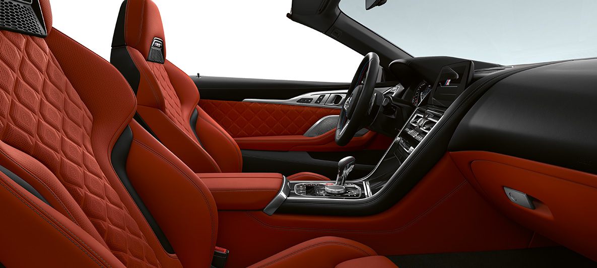 Vollleder 'Merino' | Sakhir Orange und BMW Individual Interieurleiste Pianolack Schwarz. BMW M8 Competition Cabrio, Interieur in Vollleder 'Merino' | Sakhir Orange und BMW Individual Interieurleiste Pianolack Schwarz.