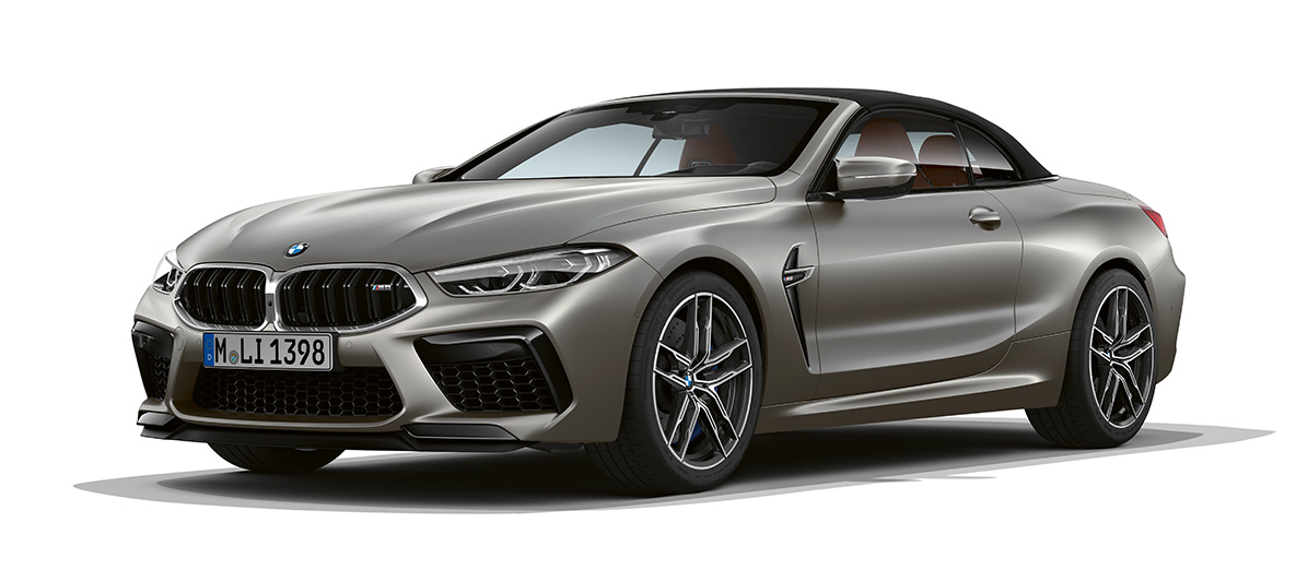 BMW M8 Cabrio, Dreiviertel-Seitenansicht vorn. BMW M8 Cabrio in in Frozen Dark Silver, Dreiviertel-Seitenansicht von vorn.