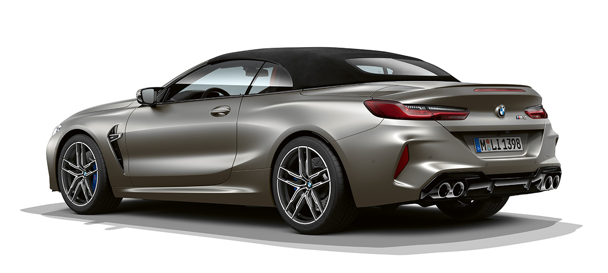 BMW M8 Cabrio, Dreiviertel-Seitenansicht hinten. BMW M8 Cabrio in in Frozen Dark Silver, Dreiviertel-Seitenansicht von hinten.