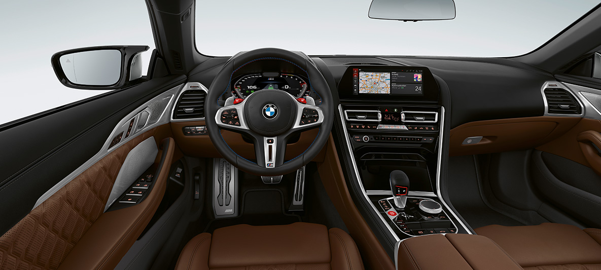 BMW M8 Cabrio, Cockpit. BMW M8 Cabrio, Cockpit mit M Lederlenkrad mit roten M1/M2-Tasten.