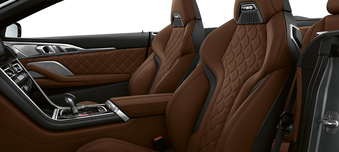 M Sportsitze mit M Logo. BMW M8 Cabrio, Interieur mit M Sportsitzen in Volleder 'Merino' Taruma Braun.