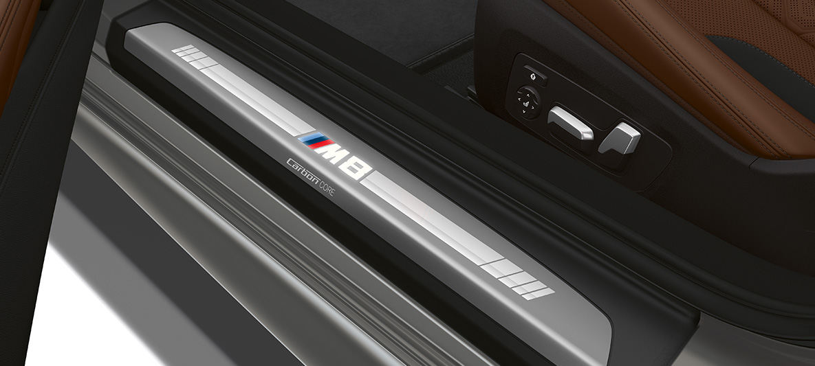 Einstiegsleiste mit M8 Schriftzug. Einstiegsleiste des BMW M8 Cabrio mit M8 Schriftzug.