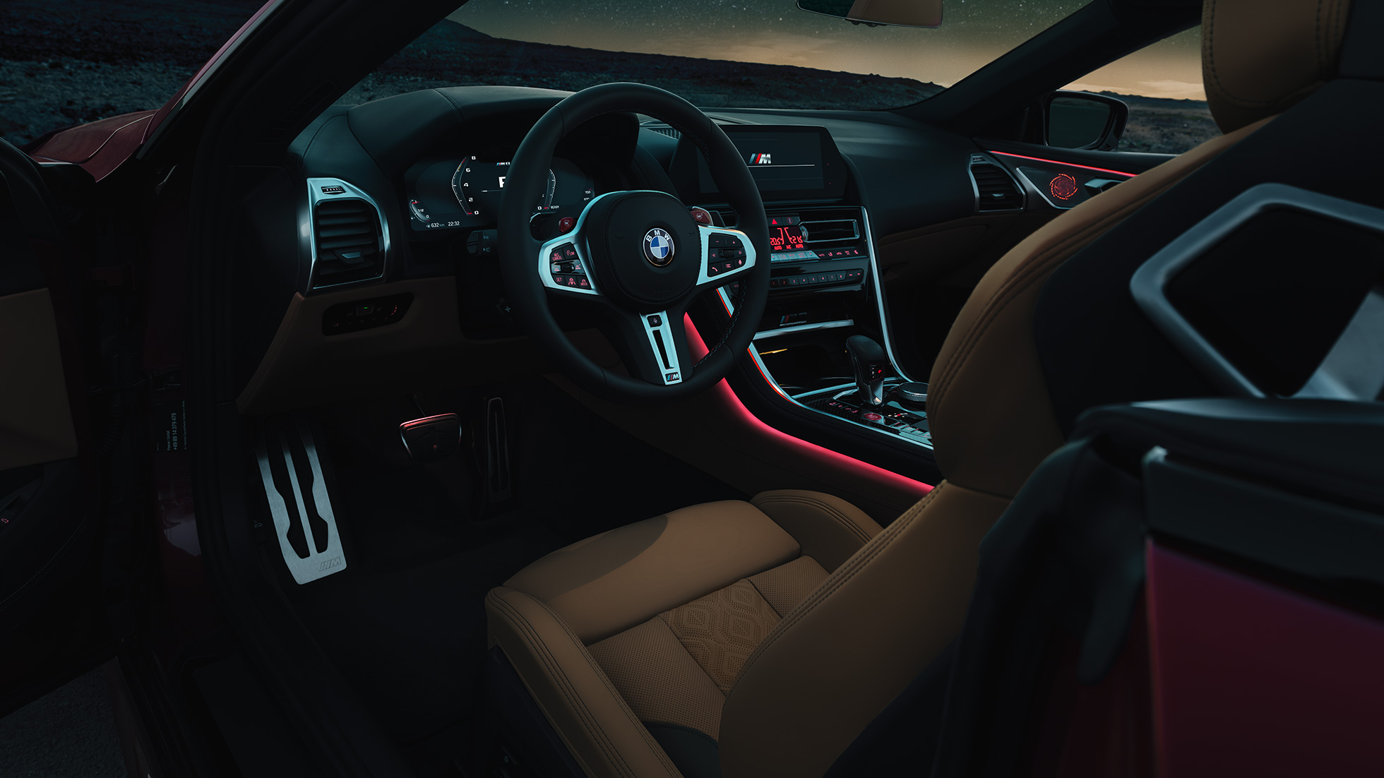 BMW M8 Competition Cabrio, Cockpit. BMW M8 Competition Cabrio, Cockpit bei Nacht mit M Lederlenkrad und rotem ambienten Licht.