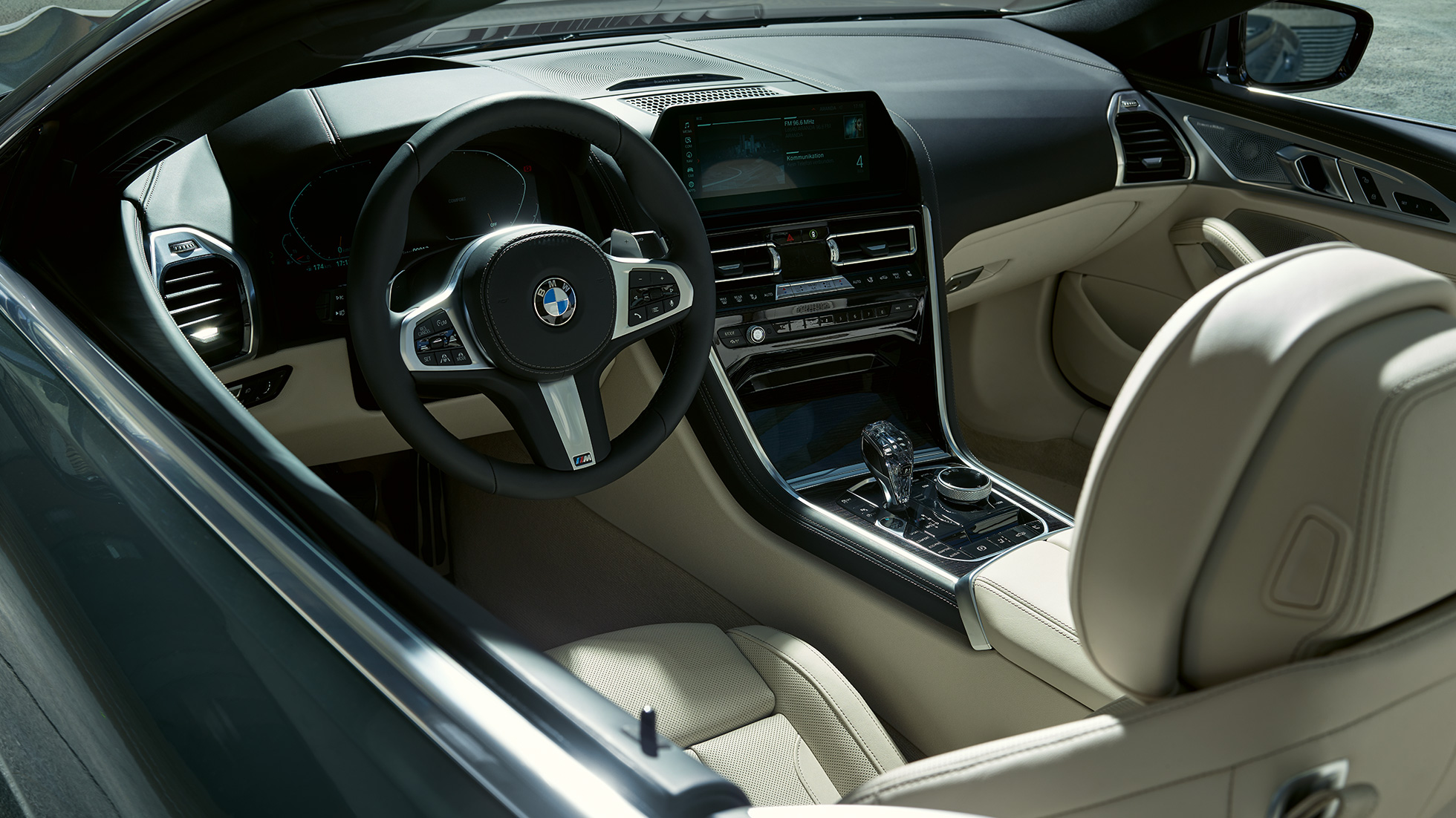BMW M850i xDrive Cabrio, Cockpit. BMW M850i xDrive Cabrio in Dravitgrau metallic mit geöffnetem Verdeck, Cockpit mit M Lederlenkrad.